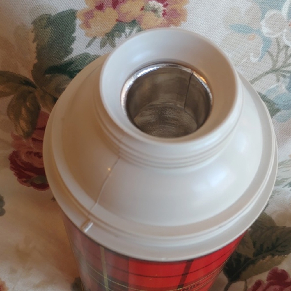 Vintage 1973 Thermos in Classic Red Tartan Plaid Coffe Container 1.5 pint - Picture 9 of 15